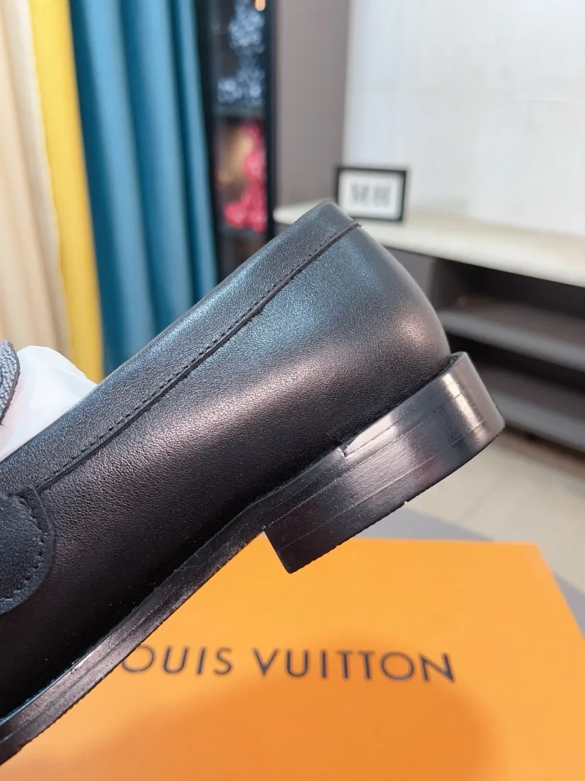 Men's Men's Shoes 💰500🌸🌸【LV】Louis Vuitton's new open-edge pigskin shoes are the most popular classic. Synchronized with the official website, the upper adopts Italian imported upper embossing➕comfortable cowhide lining, fashionable atmosphere, unique brand and unique craftsmanship. Highlighting the hot style of the new year. Stop hesitating, stop wandering, get it now. Code number: 38--44